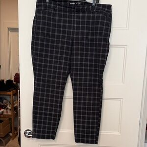 Old Navy Women's Plaid Ankle Pants - Black and White